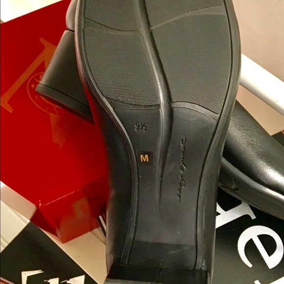 Easy Spirit Apricot low heel, Patent leather toe - Picture 3 of 4